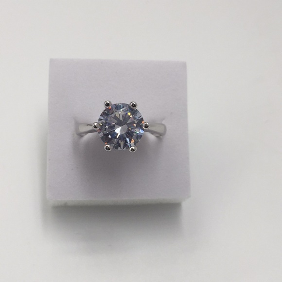 4 CARAT CUBIC ZIRCONIA 925(sterling silver) RING - Picture 2 of 5